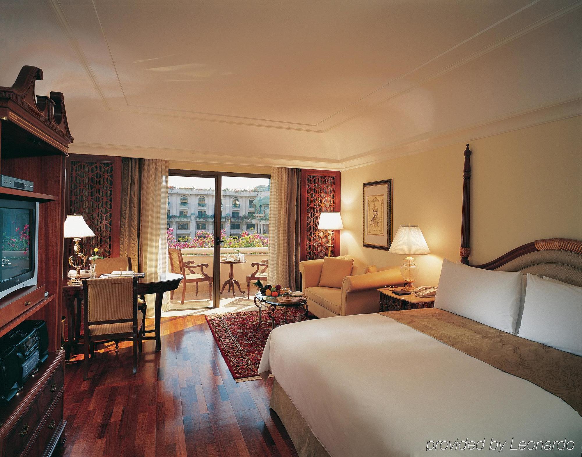 The Leela Palace Bengaluru Esterno foto A room at the Four Seasons Hotel, Cairo