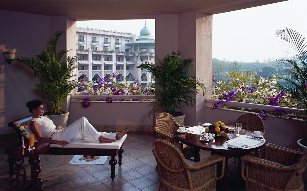 The Leela Palace Bengaluru Esterno foto A guest relaxing at the Imperial