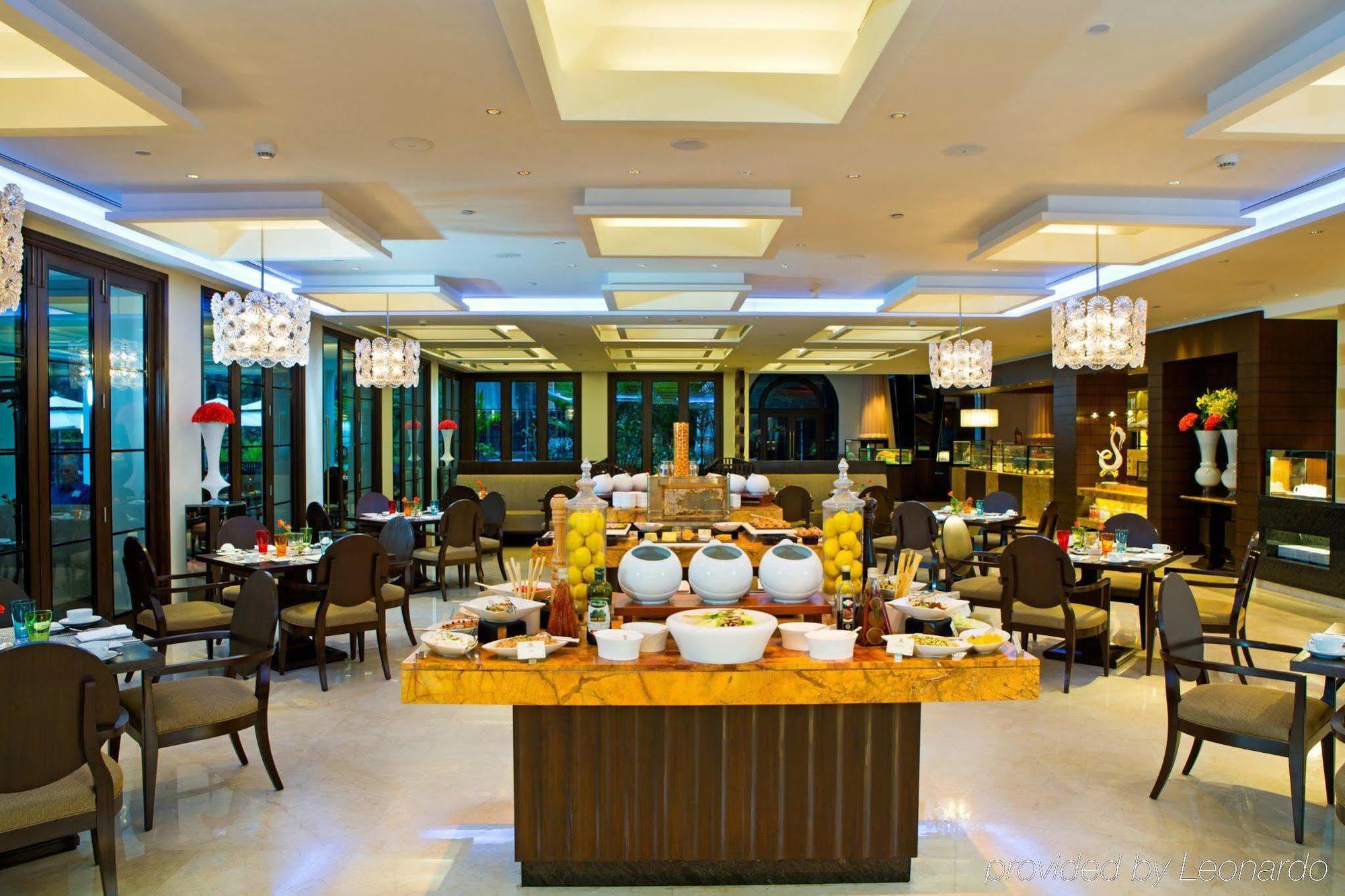 The Leela Palace Bengaluru Esterno foto The restaurant at the 10th floor