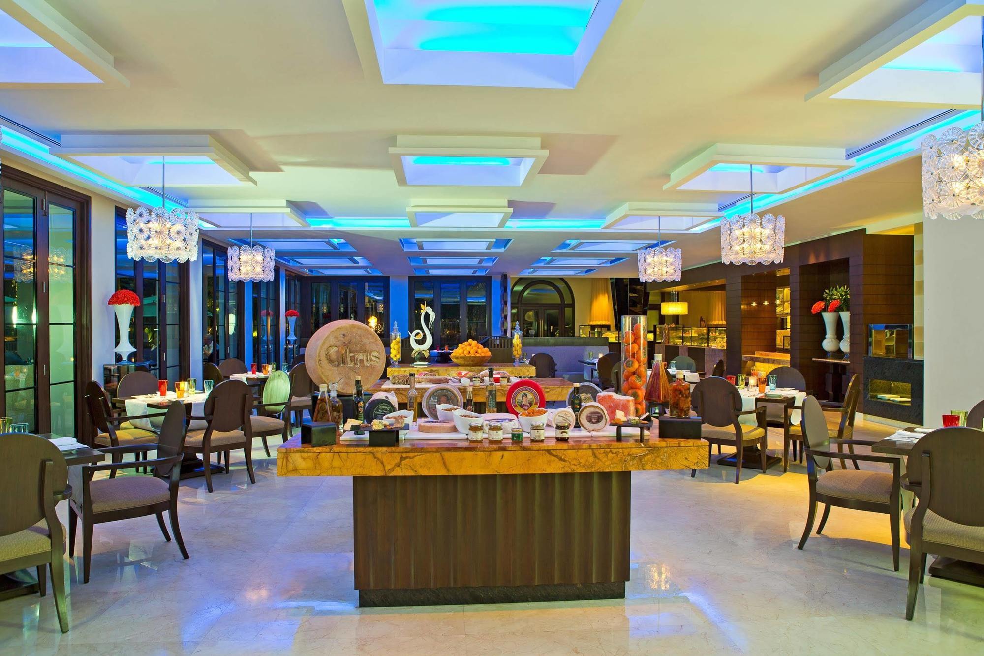 The Leela Palace Bengaluru Esterno foto The restaurant