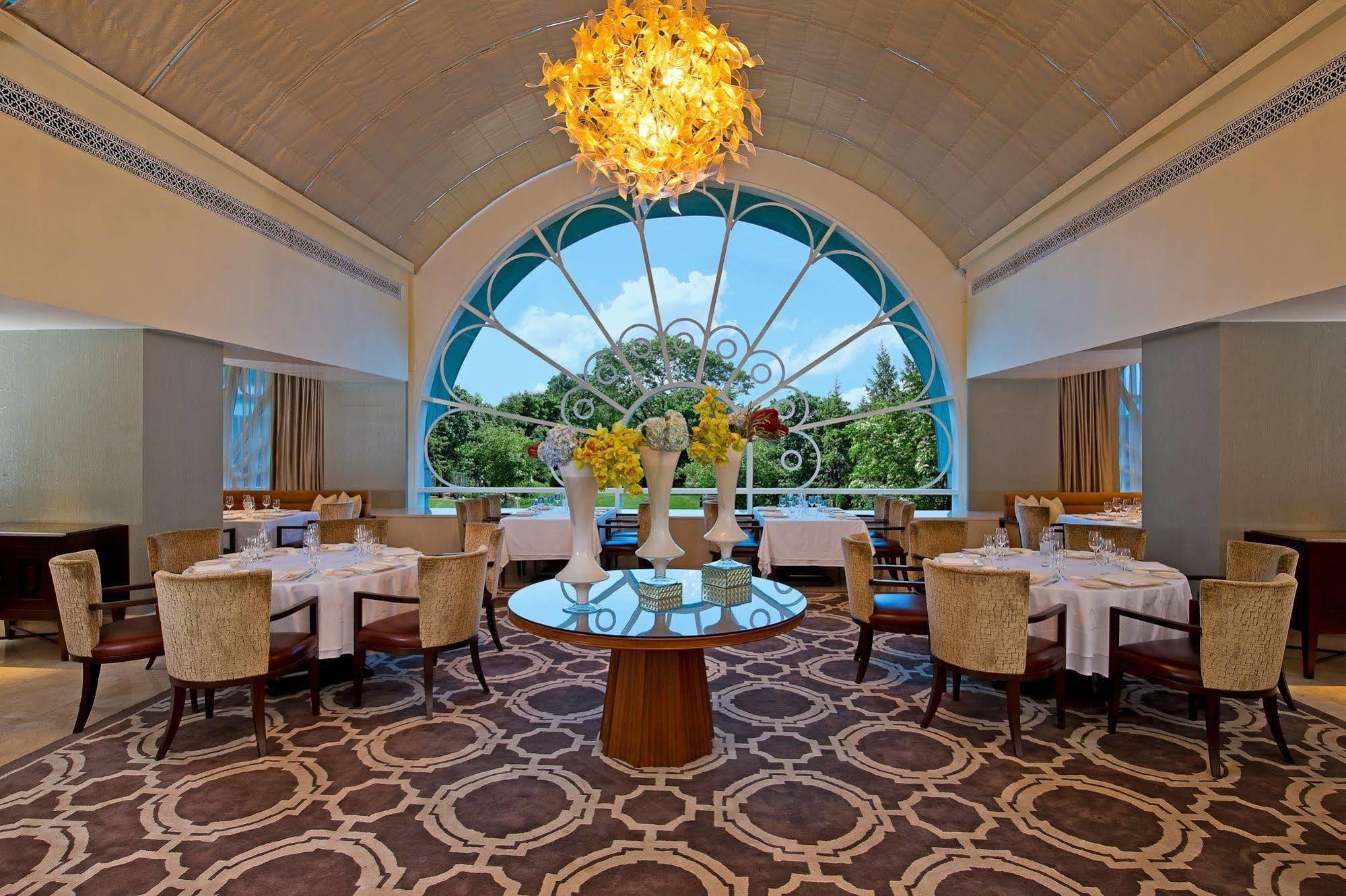 The Leela Palace Bengaluru Esterno foto The restaurant
