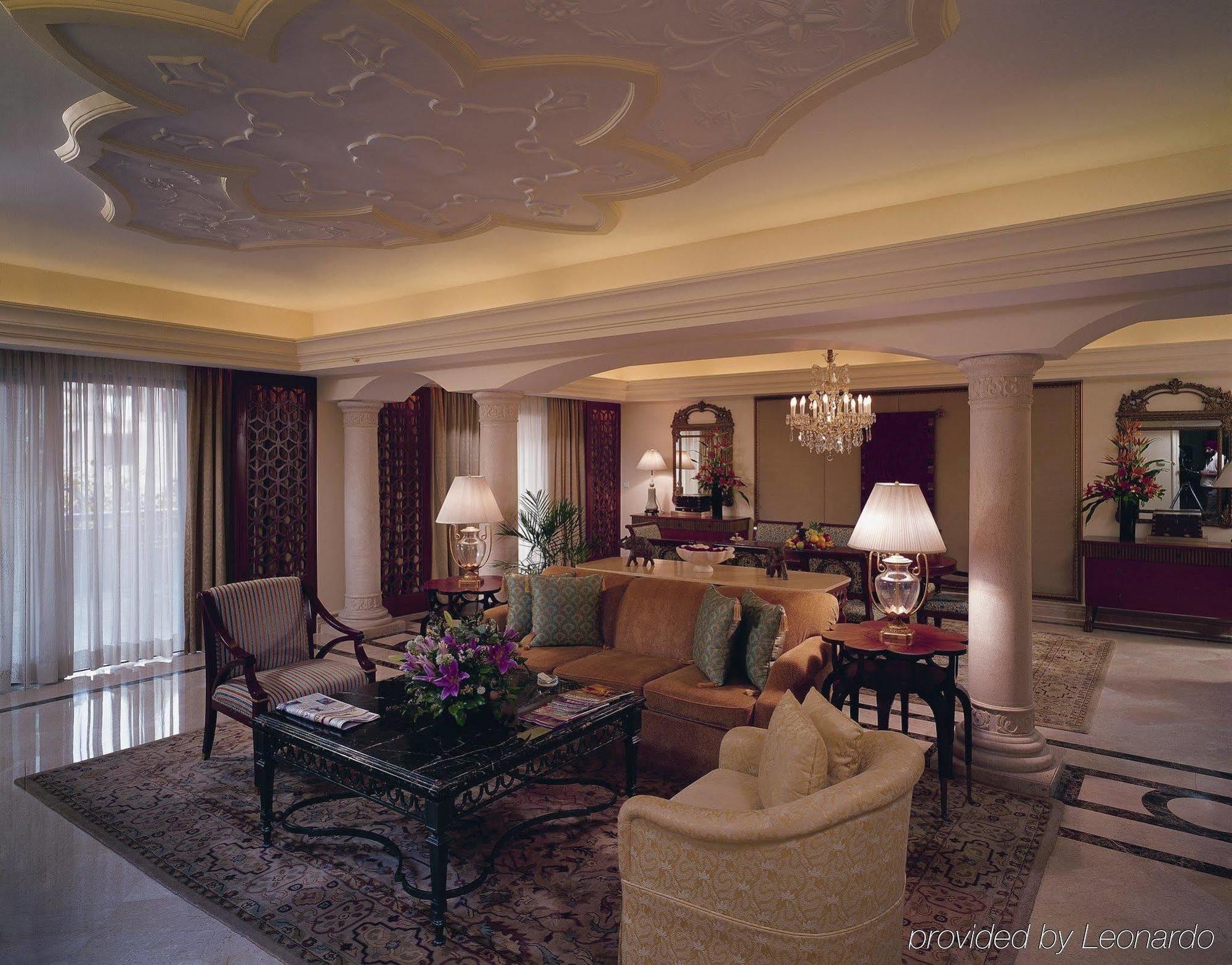 The Leela Palace Bengaluru Esterno foto The living room of a suite at the Four Seasons Hotel, Cairo
