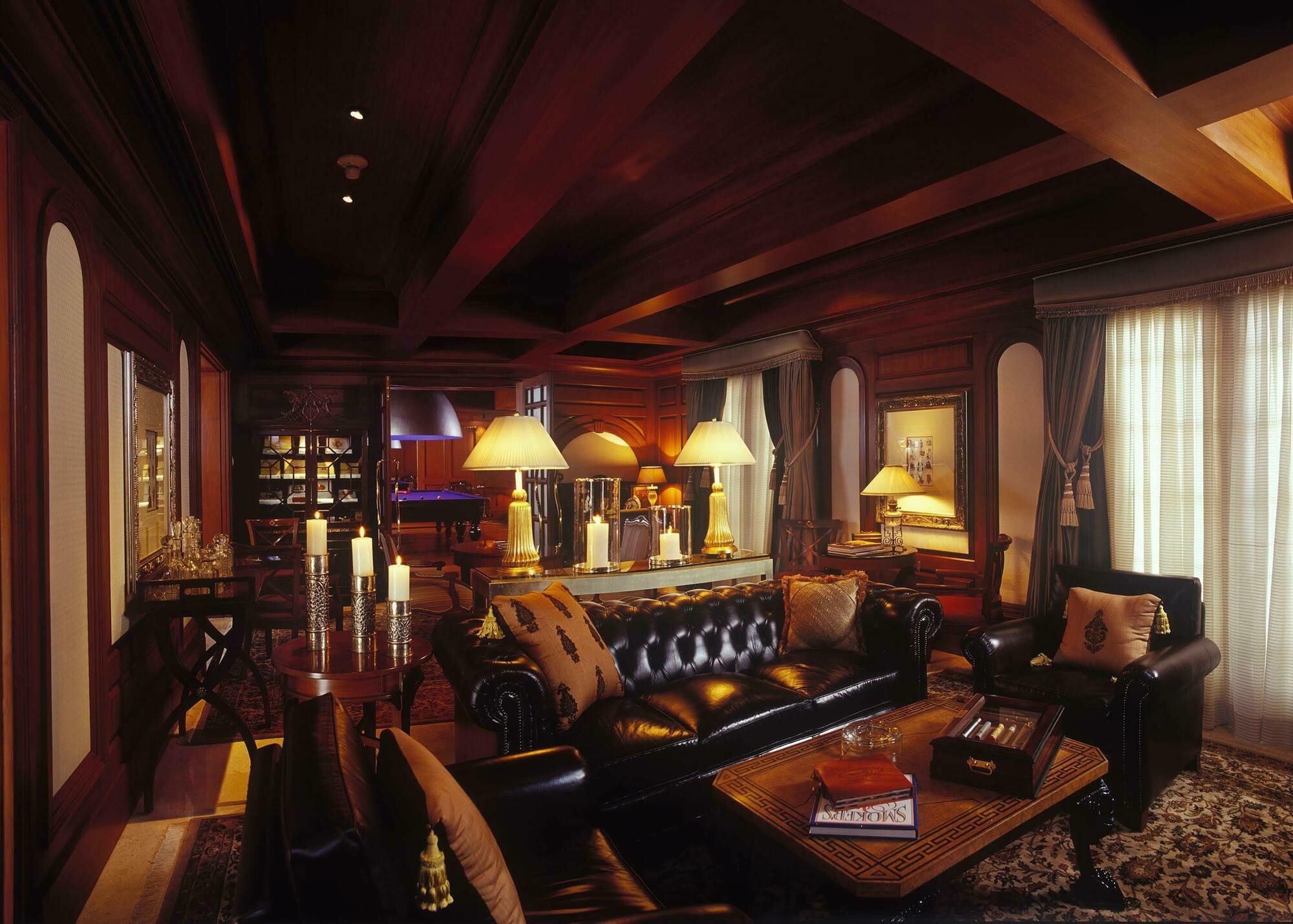 The Leela Palace Bengaluru Esterno foto A suite at the Mandarin Oriental, Hong Kong