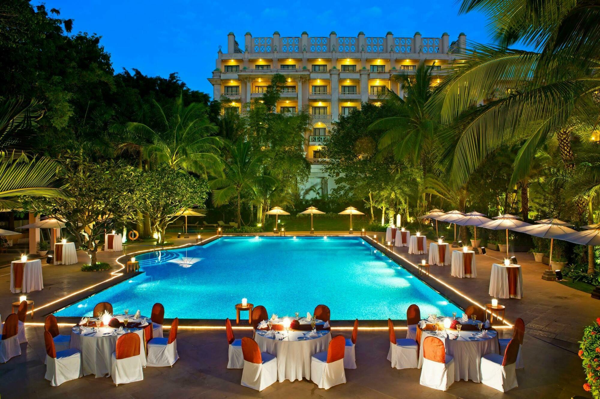The Leela Palace Bengaluru Esterno foto The pool at the Taj Bengal
